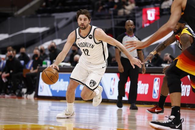 巴黎vs拜仁球迷挂出横幅：滚蛋，财阀纳赛尔！